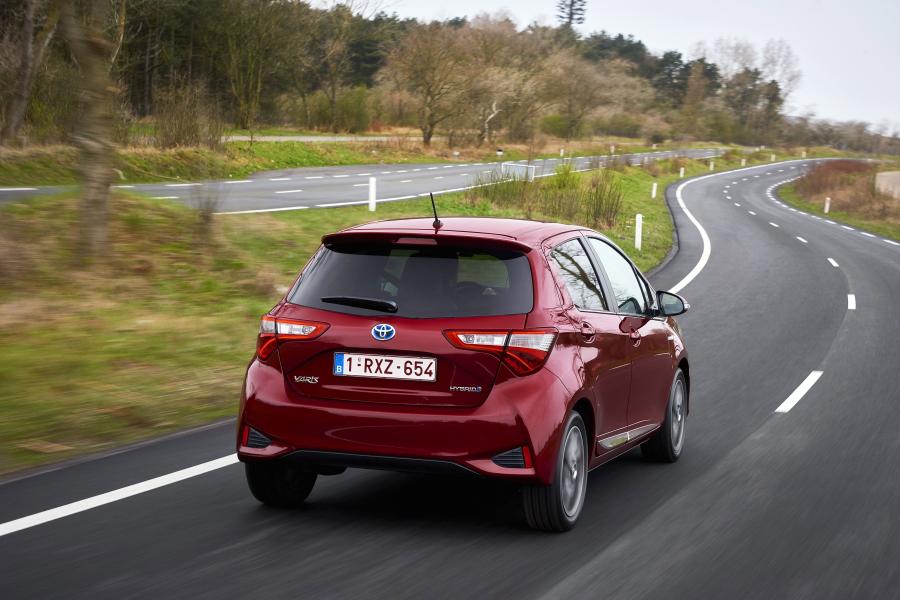  Toyota Yaris Hybrid 2017 года  (фото 9 из 15)